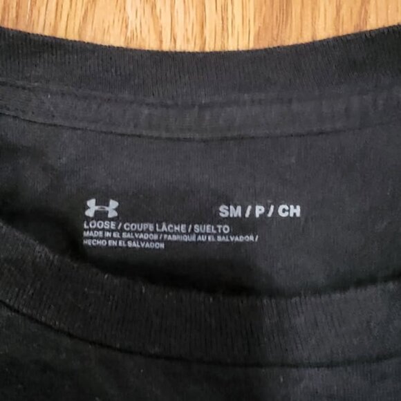 Under Armour Freedom with flag on the back long sleeve shirt size small EUC - Picture 3 of 4